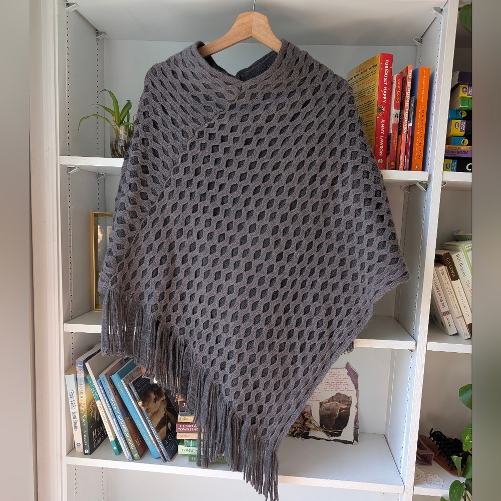 Women's Knit Poncho Fringe Soft Grey Size Medium Y2K Boho Cozy Festival
